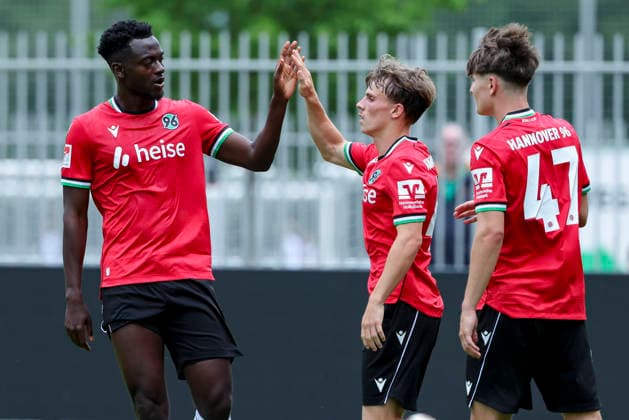 Tom Hobrecht (Hannover 96) bejubelt seinen Treffer zum 3:0 mit Mustapha Bundu (Hannover 96) und Alexander Vogel (Hannover 96), Friendly match, Hannover 96 v 1. FC Phoenix Luebeck, Eilenriedestadion am 07. July 2026 in Hannover, Deutschland. (Foto von Marco Steinbrenner DeFodi Images) Tom Hobrecht (Hannover 96) celebrates after scoring his teams third Goal with Mustapha Bundu (Hannover 96) and Alexander Vogel (Hannover 96), Friendly match, Hannover 96 v 1. FC Phoenix Luebeck, , July 7, 2026 in Hanover, Germany. (Photo by Marco Steinbrenner DeFodi Images) - *** Tom Hobrecht of Hannover 96 celebrates his goal to make it 3–0 with Mustapha Bundu of Hannover 96 and Alexander Vogel of Hannover 96, Friendly match, Hannover 96 vs. 1. FC Phoenix Lübeck, Eilenriedestadion on July 7, 2026, in Hannover, Germany Photo by Marco Steinbrenner, DeFodi Images Tom Hobrecht of Hannover 96 celebrates after scoring his team’s third goal with Mustapha Bundu of Hannover 96 and Alexander Vogel of Hannover 96, Friendly match, Hannover 96 vs. 1 FC Phoenix Lübeck, , July 7, 2026, in Hanover, Germany. Photo by Marco Steinbrenner, DeFodi Images
