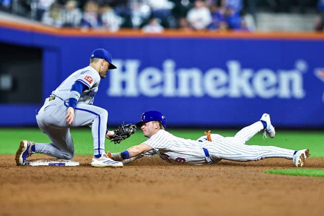 MLB, Baseball Herren, USA Kansas City Royals Vs. New York Mets New York Mets player A.J. Ewing 9 steals second base as Kansas City Royals second baseman Michael Massey 19 attempts to apply the tag during the sixth inning of a baseball game at Citi Field in Corona, New York, on July 7, 2026. New York City New York United States  Copyright: xGordonxDonovanx originalFilename:donovan-mlbkansa260707_npIUJ.jpg