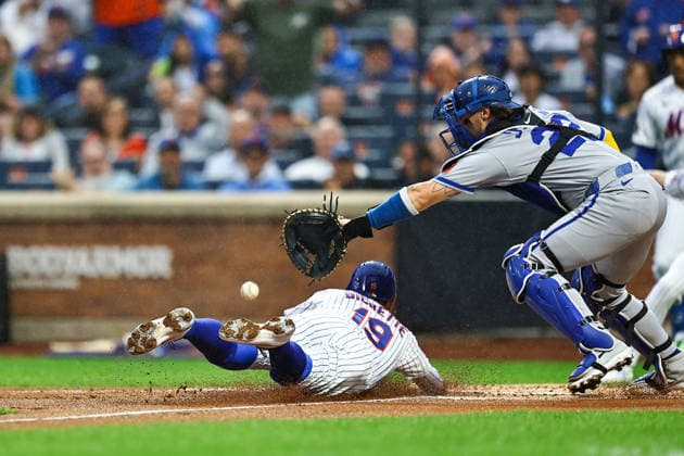 MLB, Baseball Herren, USA Kansas City Royals Vs. New York Mets Bo Bichette 19 of the New York Mets scores on a throwing error during the first inning of a baseball game against the Kansas City Royals at Citi Field in Corona, New York, on July 7, 2026. New York City New York United States  Copyright: xGordonxDonovanx originalFilename:donovan-mlbkansa260707_npzvh.jpg