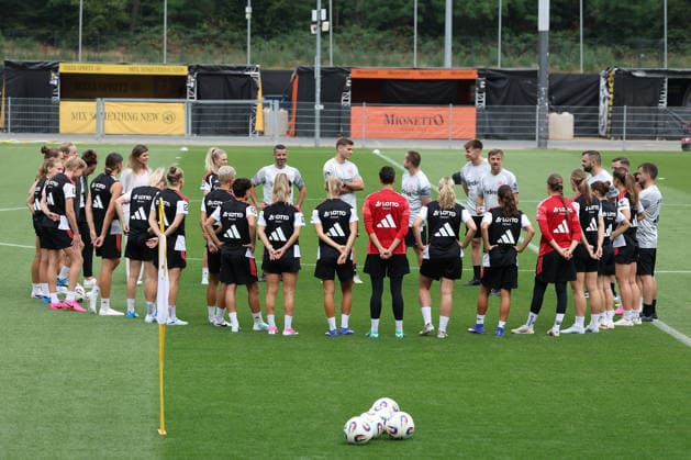 2026.07.08 xjfx Trainingsauftakt 1.Bundesliga Team Eintracht Frankfurt Frauen v.l., headcoach Niko Arnautis (Eintracht Frankfurt) begrüsst die Spielerinnen zum 1. Training (DFL DFB REGULATIONS PROHIBIT ANY USE OF PHOTOGRAPHS as IMAGE SEQUENCES and or QUASI-VIDEO) *** July 8, 2026 xjfx First Training Session 1 Bundesliga Team Eintracht Frankfurt Women v l , Head Coach Niko Arnautis of Eintracht Frankfurt welcomes the players to the first training session. DFL and DFB regulations prohibit any use of photographs as image sequences and or quasi-video. Copyright: HMBxMedia JoaquimxFerreira