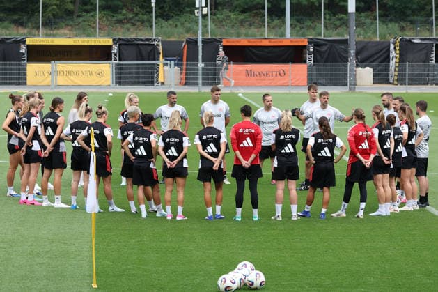 2026.07.08 xjfx Trainingsauftakt 1.Bundesliga Team Eintracht Frankfurt Frauen v.l., headcoach Niko Arnautis (Eintracht Frankfurt) begrüsst die Spielerinnen zum 1. Training (DFL DFB REGULATIONS PROHIBIT ANY USE OF PHOTOGRAPHS as IMAGE SEQUENCES and or QUASI-VIDEO) *** July 8, 2026 xjfx First Training Session 1 Bundesliga Team Eintracht Frankfurt Women v l , Head Coach Niko Arnautis of Eintracht Frankfurt welcomes the players to the first training session. DFL and DFB regulations prohibit any use of photographs as image sequences and or quasi-video. Copyright: HMBxMedia JoaquimxFerreira