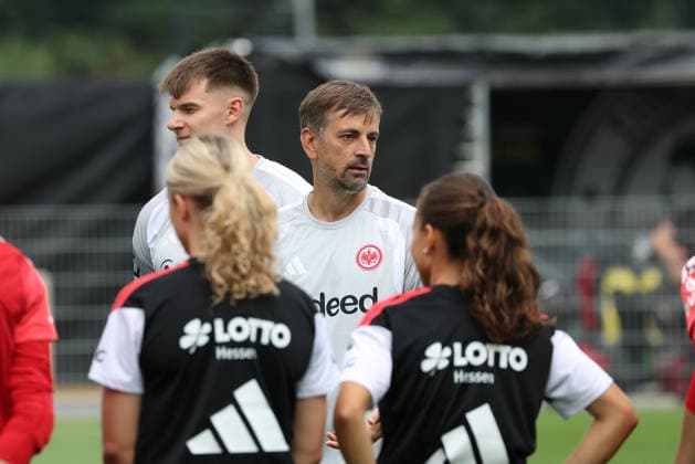 2026.07.08 xjfx Trainingsauftakt 1.Bundesliga Team Eintracht Frankfurt Frauen v.l., headcoach Niko Arnautis (Eintracht Frankfurt) begrüsst die Spielerinnen zum 1. Training (DFL DFB REGULATIONS PROHIBIT ANY USE OF PHOTOGRAPHS as IMAGE SEQUENCES and or QUASI-VIDEO) *** July 8, 2026 xjfx First Training Session 1 Bundesliga Team Eintracht Frankfurt Women v l , Head Coach Niko Arnautis of Eintracht Frankfurt welcomes the players to the first training session. DFL and DFB regulations prohibit any use of photographs as image sequences and or quasi-video. Copyright: HMBxMedia JoaquimxFerreira