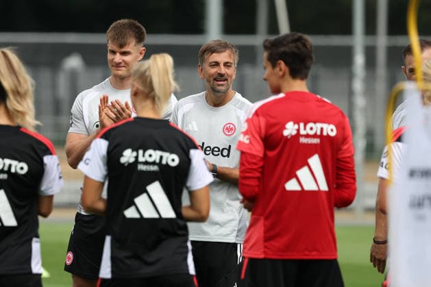 2026.07.08 xjfx Trainingsauftakt 1.Bundesliga Team Eintracht Frankfurt Frauen v.l., headcoach Niko Arnautis (Eintracht Frankfurt) begrüsst die Spielerinnen zum 1. Training (DFL DFB REGULATIONS PROHIBIT ANY USE OF PHOTOGRAPHS as IMAGE SEQUENCES and or QUASI-VIDEO) *** July 8, 2026 xjfx First Training Session 1 Bundesliga Team Eintracht Frankfurt Women v l , Head Coach Niko Arnautis of Eintracht Frankfurt welcomes the players to the first training session. DFL and DFB regulations prohibit any use of photographs as image sequences and or quasi-video. Copyright: HMBxMedia JoaquimxFerreira