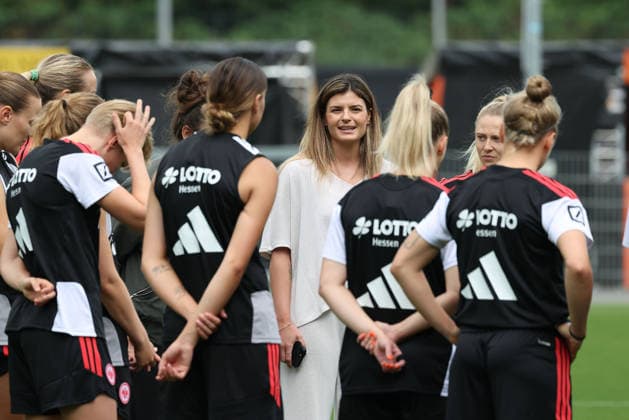 2026.07.08 xjfx Trainingsauftakt 1.Bundesliga Team Eintracht Frankfurt Frauen v.l., Katharina Kiel (Direktion Frauenfussball Eintracht Frankfurt) begrüsst die Spielerinnen zum 1. Training (DFL DFB REGULATIONS PROHIBIT ANY USE OF PHOTOGRAPHS as IMAGE SEQUENCES and or QUASI-VIDEO) *** July 8, 2026 xjfx First Training Session: Eintracht Frankfurt Women s Bundesliga Team v l, Katharina Kiel, Director of Women’s Soccer at Eintracht Frankfurt, welcomes the players to the first training session. DFL and DFB regulations prohibit any use of photographs as image sequences and or quasi-video. Copyright: HMBxMedia JoaquimxFerreira