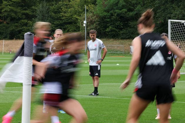 2026.07.08 xjfx Trainingsauftakt 1.Bundesliga Team Eintracht Frankfurt Frauen v.l., headcoach Niko Arnautis (Eintracht Frankfurt) beobachtet die Spielerinnen (DFL DFB REGULATIONS PROHIBIT ANY USE OF PHOTOGRAPHS as IMAGE SEQUENCES and or QUASI-VIDEO) *** July 8, 2026 xjfx Start of Training 1 Bundesliga Team Eintracht Frankfurt Women v l , Head Coach Niko Arnautis of Eintracht Frankfurt watches the players. DFL and DFB regulations prohibit any use of photographs as image sequences and or quasi-video. Copyright: HMBxMedia JoaquimxFerreira