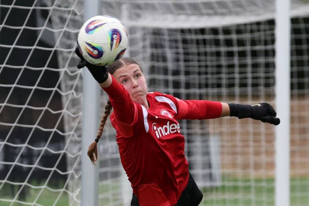 2026.07.08 xjfx Trainingsauftakt 1.Bundesliga Team Eintracht Frankfurt Frauen v.l., goalkeeper Sophia Winkler (Eintracht Frankfurt) in aktion, in action, (DFL DFB REGULATIONS PROHIBIT ANY USE OF PHOTOGRAPHS as IMAGE SEQUENCES and or QUASI-VIDEO) *** July 8, 2026 xjfx Training Kickoff 1 Bundesliga Team Eintracht Frankfurt Women v l, goalkeeper Sophia Winkler Eintracht Frankfurt in action, DFL and DFB regulations prohibit any use of photographs as image sequences and or quasi-video Copyright: HMBxMedia JoaquimxFerreira