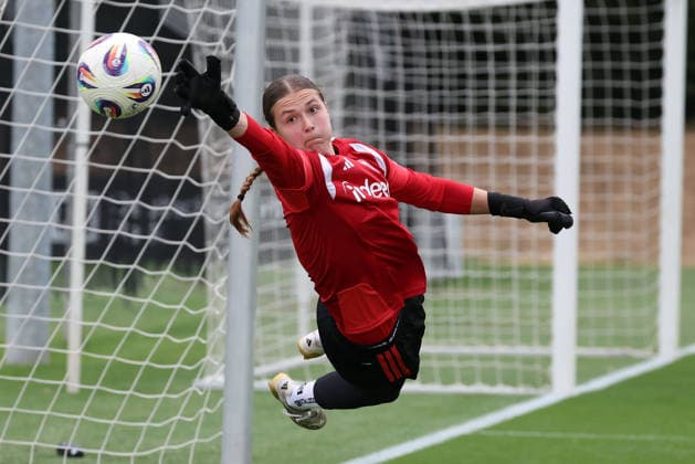 2026.07.08 xjfx Trainingsauftakt 1.Bundesliga Team Eintracht Frankfurt Frauen v.l., goalkeeper Sophia Winkler (Eintracht Frankfurt) in aktion, in action, (DFL DFB REGULATIONS PROHIBIT ANY USE OF PHOTOGRAPHS as IMAGE SEQUENCES and or QUASI-VIDEO) *** July 8, 2026 xjfx Training Kickoff 1 Bundesliga Team Eintracht Frankfurt Women v l, goalkeeper Sophia Winkler Eintracht Frankfurt in action, DFL and DFB regulations prohibit any use of photographs as image sequences and or quasi-video Copyright: HMBxMedia JoaquimxFerreira