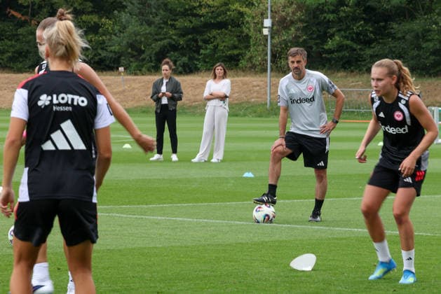 2026.07.08 xjfx Trainingsauftakt 1.Bundesliga Team Eintracht Frankfurt Frauen v.l., Babett Peter (Sportdirektorin Frauenfussball Eintracht Frankfurt), Katharina Kiel (Direktion Frauenfussball Eintracht Frankfurt) und headcoach Niko Arnautis (Eintracht Frankfurt) (DFL DFB REGULATIONS PROHIBIT ANY USE OF PHOTOGRAPHS as IMAGE SEQUENCES and or QUASI-VIDEO) *** July 8, 2026 xjfx Start of Training for Eintracht Frankfurt Women s Bundesliga Team, Babett Peter, Director of Women s Soccer at Eintracht Frankfurt, Katharina Kiel, Director of Women’s Soccer at Eintracht Frankfurt, and Head Coach Niko Arnautis, Eintracht Frankfurt. DFL and DFB regulations prohibit any use of photographs as image sequences and or quasi-video. Copyright: HMBxMedia JoaquimxFerreira