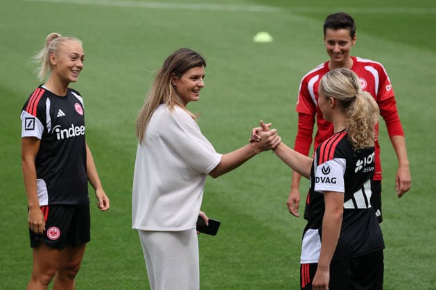 2026.07.08 xjfx Trainingsauftakt 1.Bundesliga Team Eintracht Frankfurt Frauen v.l., Katharina Kiel (Direktion Frauenfussball Eintracht Frankfurt) begrüsst die Spielerinnen zum 1. Training (DFL DFB REGULATIONS PROHIBIT ANY USE OF PHOTOGRAPHS as IMAGE SEQUENCES and or QUASI-VIDEO) *** July 8, 2026 xjfx First Training Session for Eintracht Frankfurt Women s Bundesliga Team v l , Katharina Kiel, Director of Women’s Soccer at Eintracht Frankfurt, welcomes the players to the first training session. DFL and DFB regulations prohibit any use of photographs as image sequences and or quasi-video. Copyright: HMBxMedia JoaquimxFerreira