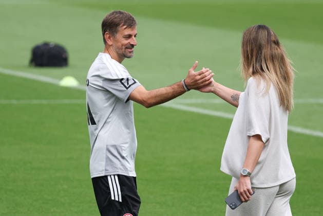 2026.07.08 xjfx Trainingsauftakt 1.Bundesliga Team Eintracht Frankfurt Frauen v.l., headcoach Niko Arnautis (Eintracht Frankfurt) begrüsst Katharina Kiel (Direktion Frauenfussball Eintracht Frankfurt) (DFL DFB REGULATIONS PROHIBIT ANY USE OF PHOTOGRAPHS as IMAGE SEQUENCES and or QUASI-VIDEO) *** July 8, 2026 xjfx Start of Training 1 Bundesliga Team Eintracht Frankfurt Women v l , Head Coach Niko Arnautis; Eintracht Frankfurt welcomes Katharina Kiel, Director of Women’s Soccer at Eintracht Frankfurt; DFL; DFB REGULATIONS PROHIBIT ANY USE OF PHOTOGRAPHS AS IMAGE SEQUENCES AND OR QUASI-VIDEO Copyright: HMBxMedia JoaquimxFerreira