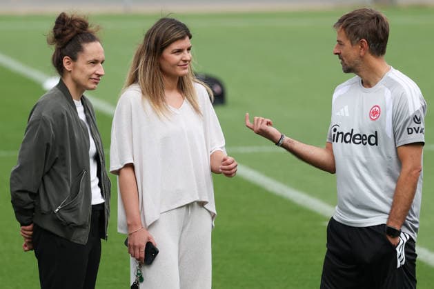 2026.07.08 xjfx Trainingsauftakt 1.Bundesliga Team Eintracht Frankfurt Frauen v.l., Babett Peter (Sportdirektorin Frauenfussball Eintracht Frankfurt), Katharina Kiel (Direktion Frauenfussball Eintracht Frankfurt) und headcoach Niko Arnautis (Eintracht Frankfurt) im Gespräch (DFL DFB REGULATIONS PROHIBIT ANY USE OF PHOTOGRAPHS as IMAGE SEQUENCES and or QUASI-VIDEO) *** July 8, 2026 xjfx Start of Training for Eintracht Frankfurt Women s Bundesliga Team, Babett Peter, Director of Women s Soccer at Eintracht Frankfurt, Katharina Kiel, Director of Women’s Soccer at Eintracht Frankfurt, and Head Coach Niko Arnautis of Eintracht Frankfurt in conversation. DFL and DFB regulations prohibit any use of photographs as image sequences and or quasi-video. Copyright: HMBxMedia JoaquimxFerreira