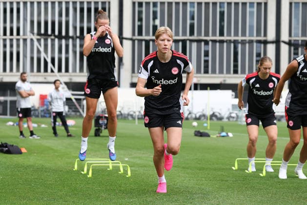 2026.07.08 xjfx Trainingsauftakt 1.Bundesliga Team Eintracht Frankfurt Frauen v.l., Paulina Krumbiegel (Eintracht Frankfurt), Trainingseinheit am Deutsche Bank Park des Frauen Teams der Eintracht Frankfurt (DFL DFB REGULATIONS PROHIBIT ANY USE OF PHOTOGRAPHS as IMAGE SEQUENCES and or QUASI-VIDEO) *** July 8, 2026 xjfx Start of Training for Eintracht Frankfurt Women s Bundesliga Team, Paulina Krumbiegel, Eintracht Frankfurt, training session at Deutsche Bank Park for the Eintracht Frankfurt women’s team. DFL and DFB regulations prohibit any use of photographs as image sequences and or quasi-video. Copyright: HMBxMedia JoaquimxFerreira
