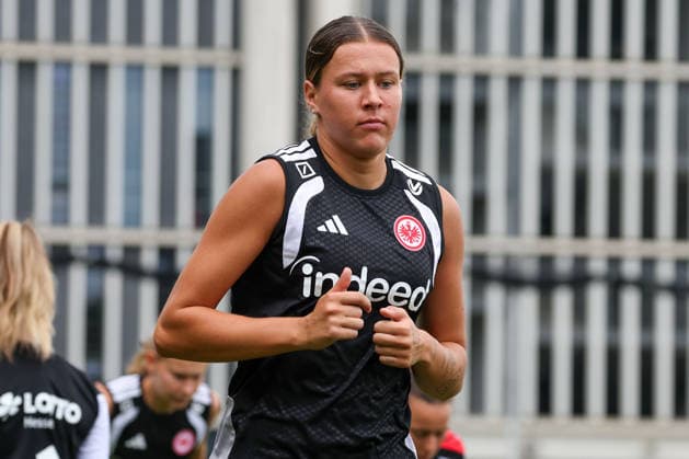 2026.07.08 xjfx Trainingsauftakt 1.Bundesliga Team Eintracht Frankfurt Frauen v.l., Larissa Mühlhaus (Eintracht Frankfurt), Trainingseinheit am Deutsche Bank Park des Frauen Teams der Eintracht Frankfurt (DFL DFB REGULATIONS PROHIBIT ANY USE OF PHOTOGRAPHS as IMAGE SEQUENCES and or QUASI-VIDEO) *** July 8, 2026 xjfx Start of Training 1 Bundesliga Team Eintracht Frankfurt Women v l , Larissa Mühlhaus, Eintracht Frankfurt, training session at Deutsche Bank Park for the Eintracht Frankfurt women’s team. DFL and DFB regulations prohibit any use of photographs as image sequences and or quasi-video. Copyright: HMBxMedia JoaquimxFerreira