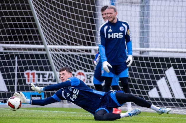08.07.2026, Fussball, Training des FC Schalke 04. v. l. Torwart Luca Podlech (FC Schalke 04), Torwart Loris Karius (FC Schalke 04). Gelsenkirchen Trainingsgelände FC Schalke 04 NRW Deutschland xRHR-FOTO YYx *** July 8, 2026, Soccer, FC Schalke 04 training: Goalkeeper Luca Podlech (FC Schalke 04), Goalkeeper Loris Karius (FC Schalke 04), Gelsenkirchen, FC Schalke 04 training facility, North Rhine-Westphalia, Germany, xRHR PHOTO YYx Copyright: RHR-FOTOx RHR-FOTO YY