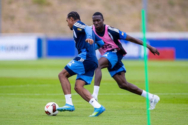 08.07.2026, Fussball, Training des FC Schalke 04. v. l. Anton Donkor (FC Schalke 04), Bryan Lasme (FC Schalke 04). Gelsenkirchen Trainingsgelände FC Schalke 04 NRW Deutschland xRHR-FOTO YYx *** July 8, 2026, Soccer, FC Schalke 04 Training: Anton Donkor (FC Schalke 04), Bryan Lasme (FC Schalke 04), Gelsenkirchen, FC Schalke 04 Training Facility, North Rhine-Westphalia, Germany, xRHR PHOTO YYx Copyright: RHR-FOTOx RHR-FOTO YY