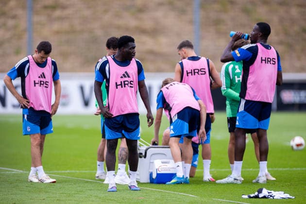 08.07.2026, Fussball, Training des FC Schalke 04. Trinkpause für die Spieler, v. l. Ron Schallenberg (FC Schalke 04), Christian Gomis (FC Schalke 04), Bryan Lasme (FC Schalke 04). Gelsenkirchen Trainingsgelände FC Schalke 04 NRW Deutschland xRHR-FOTO YYx *** July 8, 2026, Soccer, FC Schalke 04 training session; players taking a drink break; from left: Ron Schallenberg (FC Schalke 04), Christian Gomis (FC Schalke 04), Bryan Lasme (FC Schalke 04); Gelsenkirchen, FC Schalke 04 training facility, North Rhine-Westphalia, Germany; xRHR PHOTO YYx Copyright: RHR-FOTOx RHR-FOTO YY