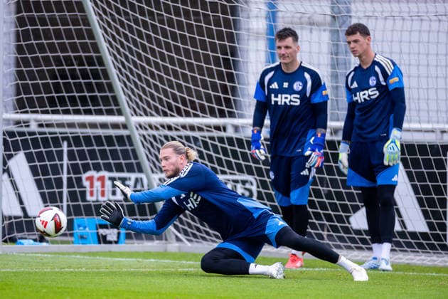 08.07.2026, Fussball, Training des FC Schalke 04. v. l. Torwart Loris Karius (FC Schalke 04), Torwart Kevin Müller (FC Schalke 04), Torwart Luca Podlech (FC Schalke 04) Gelsenkirchen Trainingsgelände FC Schalke 04 NRW Deutschland xRHR-FOTO YYx *** July 8, 2026, Soccer, FC Schalke 04 training: from left, goalkeeper Loris Karius (FC Schalke 04), goalkeeper Kevin Müller (FC Schalke 04), goalkeeper Luca Podlech (FC Schalke 04), Gelsenkirchen, FC Schalke 04 training facility, North Rhine-Westphalia, Germany, xRHR, PHOTO YYx Copyright: RHR-FOTOx RHR-FOTO YY