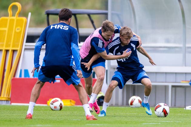 08.07.2026, Fussball, Training des FC Schalke 04. v. l. Finn Porath (FC Schalke 04), Luca Vozar (FC Schalke 04). Gelsenkirchen Trainingsgelände FC Schalke 04 NRW Deutschland xRHR-FOTO YYx *** July 8, 2026, Soccer, FC Schalke 04 training session featuring Finn Porath (FC Schalke 04) and Luca Vozar (FC Schalke 04), Gelsenkirchen, FC Schalke 04 training facility, North Rhine-Westphalia, Germany, xRHR PHOTO YYx Copyright: RHR-FOTOx RHR-FOTO YY
