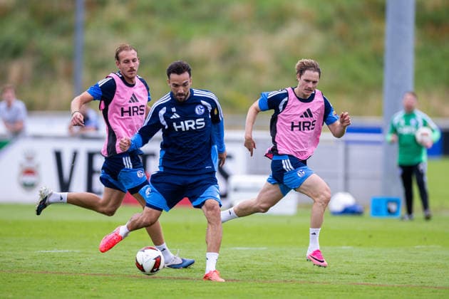 08.07.2026, Fussball, Training des FC Schalke 04. v. l. Timo Becker (FC Schalke 04), Kenan Karaman (FC Schalke 04), Finn Porath (FC Schalke 04), Gelsenkirchen Trainingsgelände FC Schalke 04 NRW Deutschland xRHR-FOTO YYx *** July 8, 2026, Soccer, FC Schalke 04 training: from left, Timo Becker (FC Schalke 04), Kenan Karaman (FC Schalke 04), Finn Porath (FC Schalke 04), Gelsenkirchen, FC Schalke 04 training facility, North Rhine-Westphalia, Germany, xRHR, PHOTO YYx Copyright: RHR-FOTOx RHR-FOTO YY
