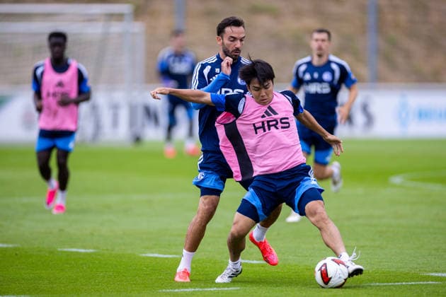 08.07.2026, Fussball, Training des FC Schalke 04. v. l. Kenan Karaman (FC Schalke 04), Satoshi Tanaka (FC Schalke 04). Gelsenkirchen Trainingsgelände FC Schalke 04 NRW Deutschland xRHR-FOTO YYx *** July 8, 2026, Soccer, FC Schalke 04 Training: Kenan Karaman (FC Schalke 04), Satoshi Tanaka (FC Schalke 04), Gelsenkirchen, FC Schalke 04 Training Facility, North Rhine-Westphalia, Germany, xRHR, PHOTO YYx Copyright: RHR-FOTOx RHR-FOTO YY