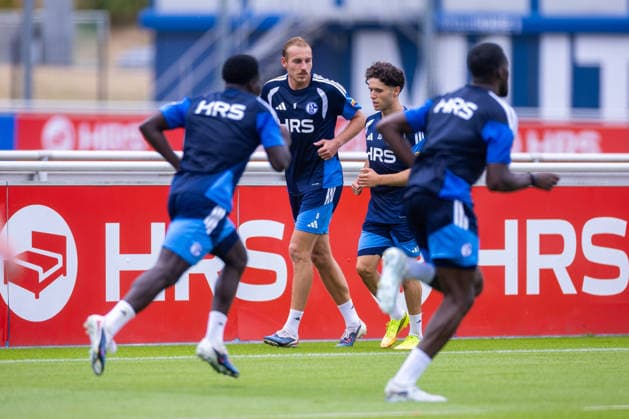 08.07.2026, Fussball, Training des FC Schalke 04. v. l. Timo Becker (FC Schalke 04), Soufiane El-Faouzi (FC Schalke 04). Gelsenkirchen Trainingsgelände FC Schalke 04 NRW Deutschland xRHR-FOTO YYx *** July 8, 2026, Soccer, FC Schalke 04 Training: Timo Becker (FC Schalke 04), Soufiane El Faouzi (FC Schalke 04), Gelsenkirchen, FC Schalke 04 Training Facility, North Rhine-Westphalia, Germany, xRHR PHOTO YYx Copyright: RHR-FOTOx RHR-FOTO YY