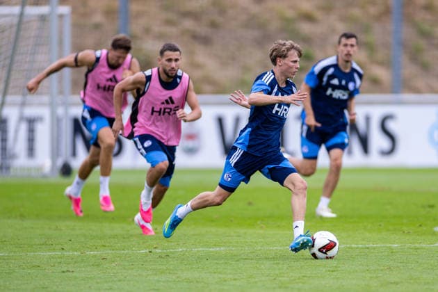 08.07.2026, Fussball, Training des FC Schalke 04. v. l. Adil Aouchiche (FC Schalke 04), Luca Vozar (FC Schalke 04). Gelsenkirchen Trainingsgelände FC Schalke 04 NRW Deutschland xRHR-FOTO YYx *** July 8, 2026, Soccer, FC Schalke 04 training session featuring Adil Aouchiche (FC Schalke 04) and Luca Vozar (FC Schalke 04), Gelsenkirchen, FC Schalke 04 training facility, North Rhine-Westphalia, Germany, xRHR PHOTO YYx Copyright: RHR-FOTOx RHR-FOTO YY