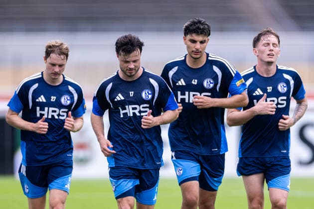 08.07.2026, Fussball, Training des FC Schalke 04. v. l. Finn Porath (FC Schalke 04), Adrian Gantenbein (FC Schalke 04), Mertcan Ayhan (FC Schalke 04), Max Grüger (FC Schalke 04). Gelsenkirchen Trainingsgelände FC Schalke 04 NRW Deutschland xRHR-FOTO YYx *** July 8, 2026, Soccer, FC Schalke 04 Training: Finn Porath (FC Schalke 04), Adrian Gantenbein (FC Schalke 04), Mertcan Ayhan (FC Schalke 04), Max Grüger, FC Schalke 04, Gelsenkirchen, FC Schalke 04 training facility, North Rhine-Westphalia, Germany, xRHR, PHOTO YYx Copyright: RHR-FOTOx RHR-FOTO YY