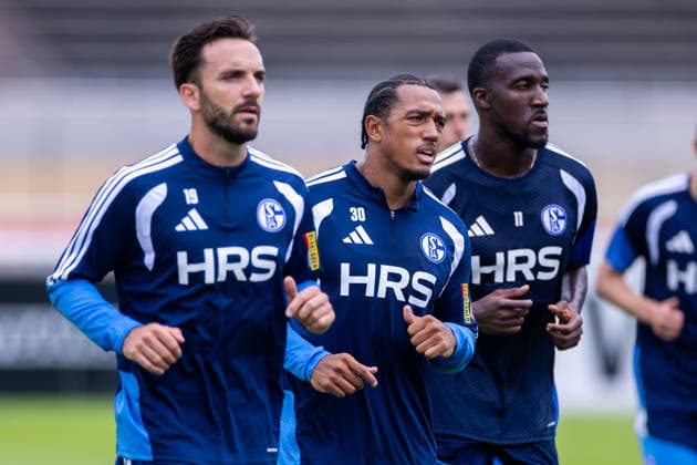 08.07.2026, Fussball, Training des FC Schalke 04. v. l. Kenan Karaman (FC Schalke 04), Anton Donkor (FC Schalke 04), Bryan Lasme (FC Schalke 04). Gelsenkirchen Trainingsgelände FC Schalke 04 NRW Deutschland xRHR-FOTO YYx *** July 8, 2026, Soccer, FC Schalke 04 training: from left, Kenan Karaman (FC Schalke 04), Anton Donkor (FC Schalke 04), Bryan Lasme (FC Schalke 04); Gelsenkirchen, FC Schalke 04 training facility, North Rhine-Westphalia, Germany; xRHR PHOTO YYx Copyright: RHR-FOTOx RHR-FOTO YY