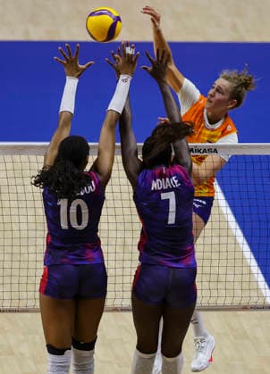 Women™s Volleyball Nations League - Belgrade 2026 Netherlands Jolien Knollema in action against France s Iman Ndiaye and France s Fatoumata Fanguedou during the Women™s Volleyball Nations League Pool 7 match between France v Netherlands at Belgrade Arena on July 08, 2026 in Belgrade, Serbia. Belgrade Serbia Copyright: xSrdjanxStevanovicx x