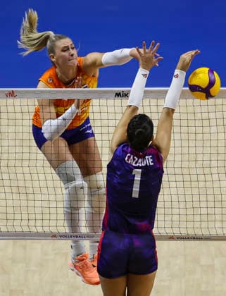 Women™s Volleyball Nations League - Belgrade 2026 Netherlands Elles Dambrink in action against France s Helena Cazaute during the Women™s Volleyball Nations League Pool 7 match between France v Netherlands at Belgrade Arena on July 08, 2026 in Belgrade, Serbia. Belgrade Serbia Copyright: xSrdjanxStevanovicx x