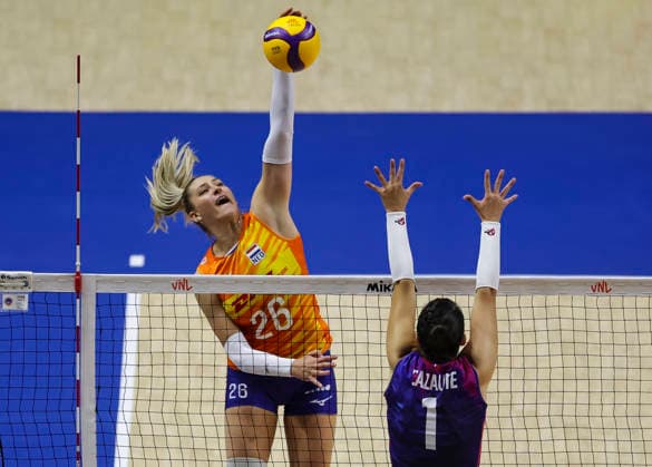 Women™s Volleyball Nations League - Belgrade 2026 Netherlands Elles Dambrink in action against France s Helena Cazaute during the Women™s Volleyball Nations League Pool 7 match between France v Netherlands at Belgrade Arena on July 08, 2026 in Belgrade, Serbia. Belgrade Serbia Copyright: xSrdjanxStevanovicx x