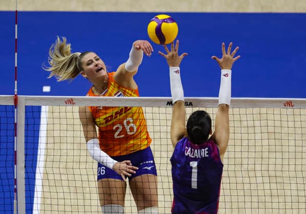 Women™s Volleyball Nations League - Belgrade 2026 Netherlands Elles Dambrink in action against France s Helena Cazaute during the Women™s Volleyball Nations League Pool 7 match between France v Netherlands at Belgrade Arena on July 08, 2026 in Belgrade, Serbia. Belgrade Serbia Copyright: xSrdjanxStevanovicx x
