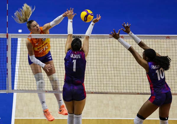 Women™s Volleyball Nations League - Belgrade 2026 Netherlands Elles Dambrink in action against France s Helena Cazaute during the Women™s Volleyball Nations League Pool 7 match between France v Netherlands at Belgrade Arena on July 08, 2026 in Belgrade, Serbia. Belgrade Serbia Copyright: xSrdjanxStevanovicx x