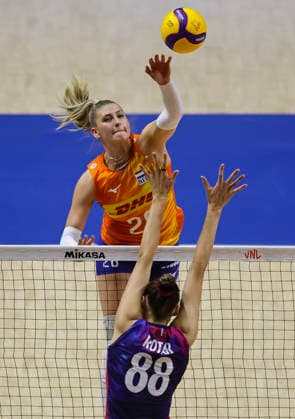 Women™s Volleyball Nations League - Belgrade 2026 Netherlands Elles Dambrink in action against France s Amelie Rotar during the Women™s Volleyball Nations League Pool 7 match between France v Netherlands at Belgrade Arena on July 08, 2026 in Belgrade, Serbia. Belgrade Serbia Copyright: xSrdjanxStevanovicx x