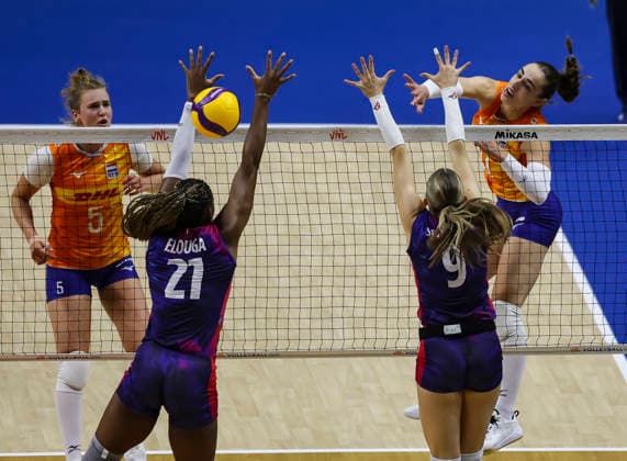 Women™s Volleyball Nations League - Belgrade 2026 Netherlands Laura Jansen spikes the ball against France s Nina Stojiljkovic and France s Eva Elouga during the Women™s Volleyball Nations League Pool 7 match between France v Netherlands at Belgrade Arena on July 08, 2026 in Belgrade, Serbia. Belgrade Serbia Copyright: xSrdjanxStevanovicx x