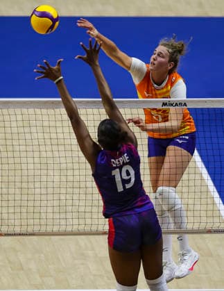 Women™s Volleyball Nations League - Belgrade 2026 Netherlands Jolien Knollema spikes the ball against France s Cyrielle Depie during the Women™s Volleyball Nations League Pool 7 match between France v Netherlands at Belgrade Arena on July 08, 2026 in Belgrade, Serbia. Belgrade Serbia Copyright: xSrdjanxStevanovicx x