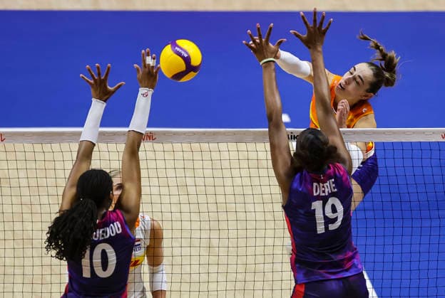 Women™s Volleyball Nations League - Belgrade 2026 Netherlands Laura Jansen spikes the ball against France s Cyrielle Depie and France s Fatoumata Fanguedou during the Women™s Volleyball Nations League Pool 7 match between France v Netherlands at Belgrade Arena on July 08, 2026 in Belgrade, Serbia. Belgrade Serbia Copyright: xSrdjanxStevanovicx x