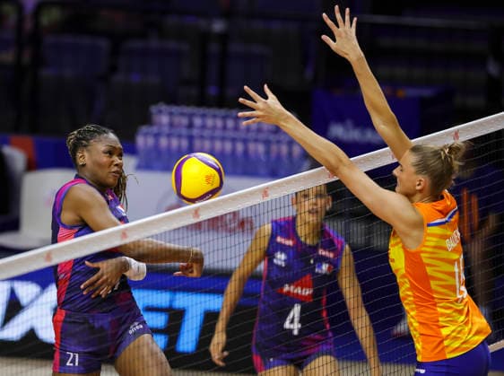 WomenÕs Volleyball Nations League - Belgrade 2026 France s Eva Elouga spikes the ball against Netherlands Indy Baijens during the WomenÕs Volleyball Nations League Pool 7 match between France v Netherlands at Belgrade Arena on July 08, 2026 in Belgrade, Serbia. Belgrade Serbia Copyright: xSrdjanxStevanovicx x