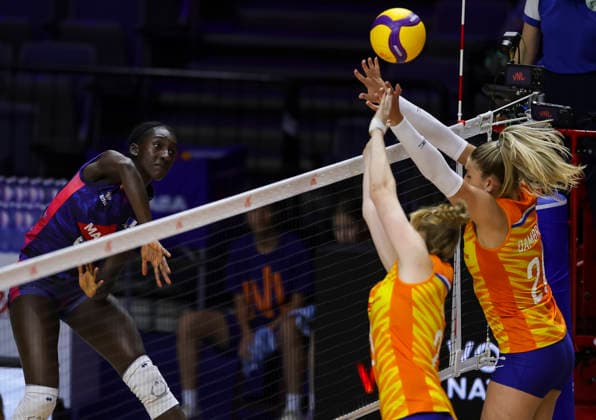 WomenÕs Volleyball Nations League - Belgrade 2026 France s Halimatou Bah spikes the ball against Netherlands Marije Ten Brinke and Netherlands Britte Stuut during the WomenÕs Volleyball Nations League Pool 7 match between France v Netherlands at Belgrade Arena on July 08, 2026 in Belgrade, Serbia. Belgrade Serbia Copyright: xSrdjanxStevanovicx x