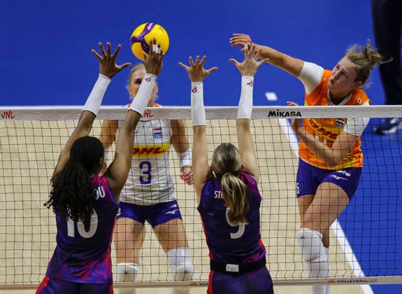 Women™s Volleyball Nations League - Belgrade 2026 Netherlands Jolien Knollema spikes the ball against France s Nina Stojiljkovic and France s Fatoumata Fanguedou during the Women™s Volleyball Nations League Pool 7 match between France v Netherlands at Belgrade Arena on July 08, 2026 in Belgrade, Serbia. Belgrade Serbia Copyright: xSrdjanxStevanovicx x
