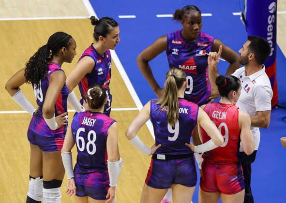 Women™s Volleyball Nations League - Belgrade 2026 France s head coach Cesar Hernandez Gonzalez speaks to players during the Women™s Volleyball Nations League Pool 7 match between France v Netherlands at Belgrade Arena on July 08, 2026 in Belgrade, Serbia. Belgrade Serbia Copyright: xSrdjanxStevanovicx x
