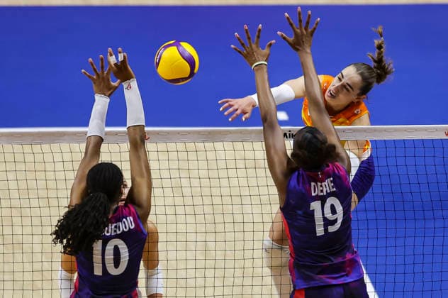 Women™s Volleyball Nations League - Belgrade 2026 Netherlands Laura Jansen spikes the ball against France s Cyrielle Depie and France s Fatoumata Fanguedou during the Women™s Volleyball Nations League Pool 7 match between France v Netherlands at Belgrade Arena on July 08, 2026 in Belgrade, Serbia. Belgrade Serbia Copyright: xSrdjanxStevanovicx x