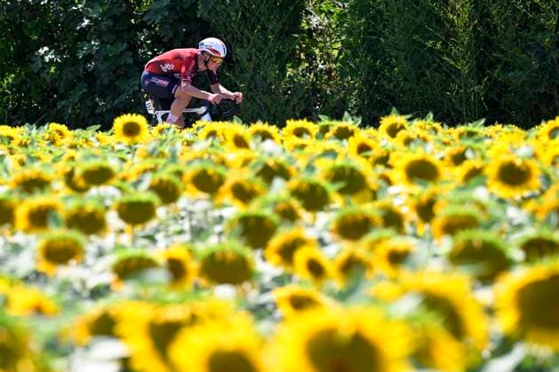 Tour de France 2026 Stage 5 PAU, FRANCE - JULY 08 : Veistroffer Baptiste (FRA) of Lotto - Intermarche during stage 5 of the 113rd edition of Tour de France an UCI World Tour 2.UWT cycling road race stage for Men Elite of 158 km with start in Lannemezan and finish in Pau on July 8, 2026 in Pau, France, 08 07 2026 ( Motordriver Kurt Vandenborre - Pau France  Copyright: xTomasxSiskx