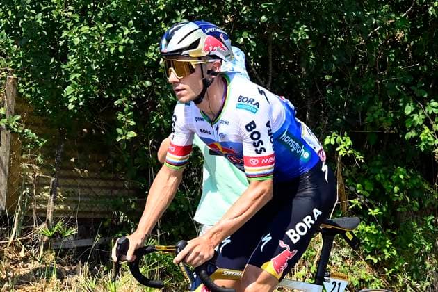 Tour de France 2026 Stage 5 PAU, FRANCE - JULY 08 : Evenepoel Remco (BEL) of Red Bull - BORA - Hansgrohe during stage 5 of the 113rd edition of Tour de France an UCI World Tour 2.UWT cycling road race stage for Men Elite of 158 km with start in Lannemezan and finish in Pau on July 8, 2026 in Pau, France, 08 07 2026 ( Motordriver Kurt Vandenborre - Pau France  Copyright: xTomasxSiskx