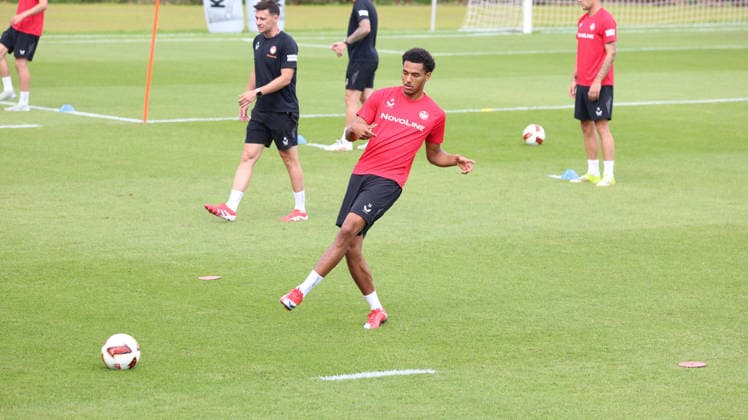08.07.2026, xrekx, Fussball 2.Bundesliga, 1.FC Kaiserslautern - Training v.l. Thierry Tazemeta (1.FC Kaiserslautern) (DFL DFB REGULATIONS PROHIBIT ANY USE OF PHOTOGRAPHS as IMAGE SEQUENCES and or QUASI-VIDEO) Kaiserslautern *** July 8, 2026, xrekx, Soccer 2. Bundesliga, 1 FC Kaiserslautern Training v l Thierry Tazemeta 1 FC Kaiserslautern DFL DFB REGULATIONS PROHIBIT ANY USE OF PHOTOGRAPHS as IMAGE SEQUENCES and or QUASI-VIDEO Kaiserslautern