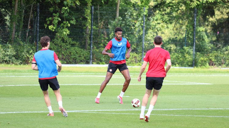 08.07.2026, xrekx, Fussball 2.Bundesliga, 1.FC Kaiserslautern - Training v.l. Kelven Frees (1.FC Kaiserslautern) (DFL DFB REGULATIONS PROHIBIT ANY USE OF PHOTOGRAPHS as IMAGE SEQUENCES and or QUASI-VIDEO) Kaiserslautern *** July 8, 2026, xrekx, Soccer 2. Bundesliga, 1 FC Kaiserslautern Training vs. Kelven Frees 1 FC Kaiserslautern DFL DFB REGULATIONS PROHIBIT ANY USE OF PHOTOGRAPHS AS IMAGE SEQUENCES AND OR QUASI-VIDEO Kaiserslautern