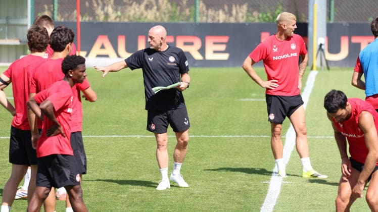 08.07.2026, xrekx, Fussball 2.Bundesliga, 1.FC Kaiserslautern - Training v.l. Torsten Lieberknecht Trainer (1.FC Kaiserslautern) gibt Anweisungen, gestikuliert, mit den Armen gestikulieren gives instructions, gesticulate (DFL DFB REGULATIONS PROHIBIT ANY USE OF PHOTOGRAPHS as IMAGE SEQUENCES and or QUASI-VIDEO) Kaiserslautern *** July 8, 2026, xrekx, Soccer 2. Bundesliga, 1. FC Kaiserslautern Training: Torsten Lieberknecht, coach of 1. FC Kaiserslautern, gives instructions, gesticulates with his arms, gesticulates DFL DFB REGULATIONS PROHIBIT ANY USE OF PHOTOGRAPHS as IMAGE SEQUENCES and or QUASI-VIDEO Kaiserslautern