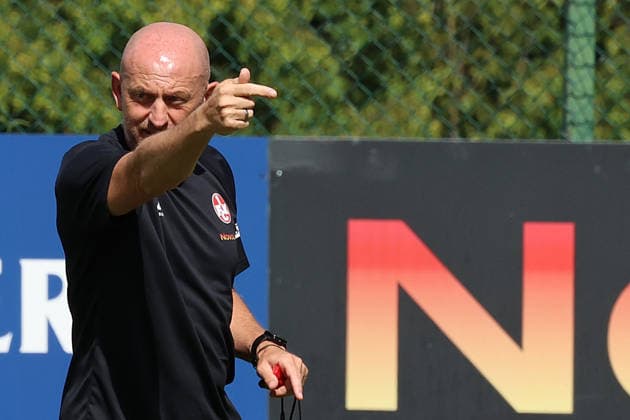 08.07.2026, xrekx, Fussball 2.Bundesliga, 1.FC Kaiserslautern - Training v.l. Torsten Lieberknecht Trainer (1.FC Kaiserslautern) gibt Anweisungen, gestikuliert, mit den Armen gestikulieren gives instructions, gesticulate (DFL DFB REGULATIONS PROHIBIT ANY USE OF PHOTOGRAPHS as IMAGE SEQUENCES and or QUASI-VIDEO) Kaiserslautern *** July 8, 2026, xrekx, Soccer 2. Bundesliga, 1. FC Kaiserslautern Training: Torsten Lieberknecht, coach of 1. FC Kaiserslautern, gives instructions, gesticulates with his arms, gesticulates DFL DFB REGULATIONS PROHIBIT ANY USE OF PHOTOGRAPHS as IMAGE SEQUENCES and or QUASI-VIDEO Kaiserslautern