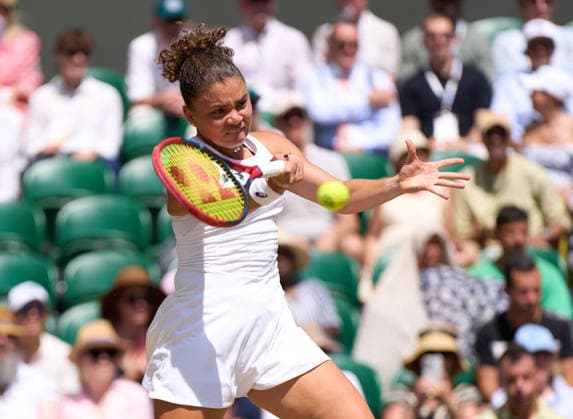 2026 Wimbledon, July 08, Quarterfinal LONDON, - JULY 8: Jasmine Paolini of Italy plays a shot against Marta Kostyuk of Ukraine during the 2026 Wimbledon, July 08, Quarterfinal at The all England club, Wimbledon on July 8, 2026 in London, GBR. London The all England club, Wimbledon GBR Copyright: xPeterxvanxdenxBerg ISIxPhotosx 9471