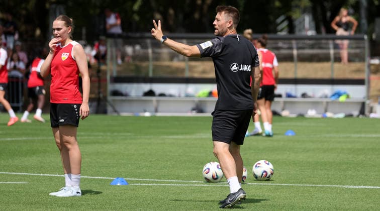 Stuttgart , Fußball VfB Stuttgart Frauen Trainingsauftakt, v.l. Katharina Schäfer, Trainer Nico Schneck *** Stuttgart, Soccer: VfB Stuttgart Women s Team Kicks Off Training; from left: Katharina Schäfer, Coach Nico Schneck